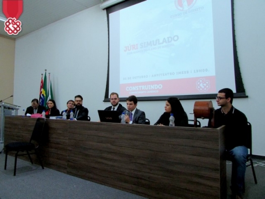 Acadêmicos de Direito participam de Júri Simulado