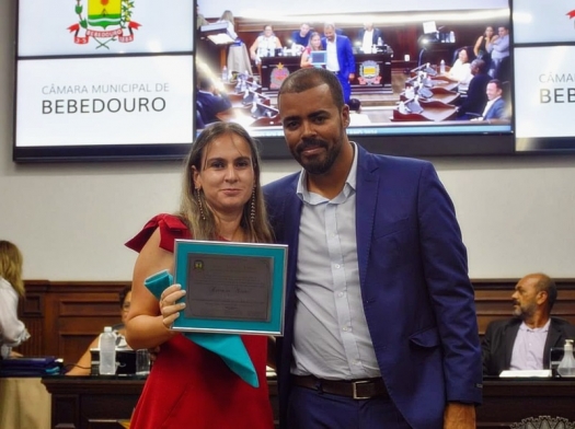 Natália Fernanda recebeu a homenagem das mãos do vereador Vagner Castro Souza