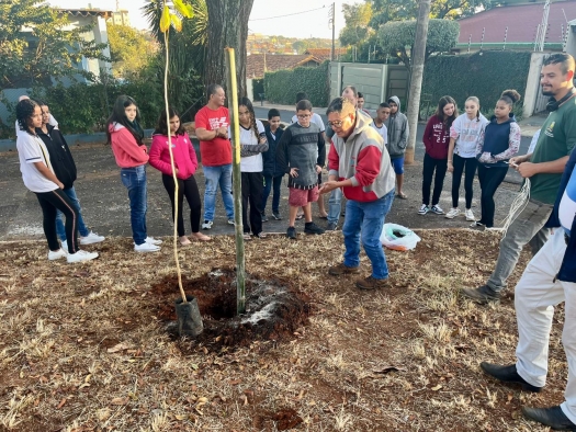 Professor de Engenharia Agronômica da Faculdade Municipal participa de evento de plantio de árvore em comemoração a Semana do Meio Ambiente