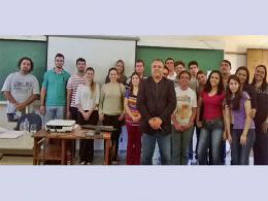 O professor Renato Silva, e os alunos nas dependências do IMESB.