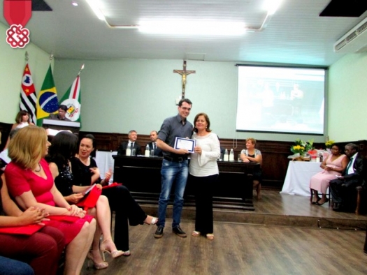 Funcionário do IMESB recebe Diploma de Honra ao Mérito