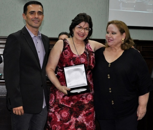 Professora Edméia Corrêa Netto do IMESB é homenageada na Câmara Municipal