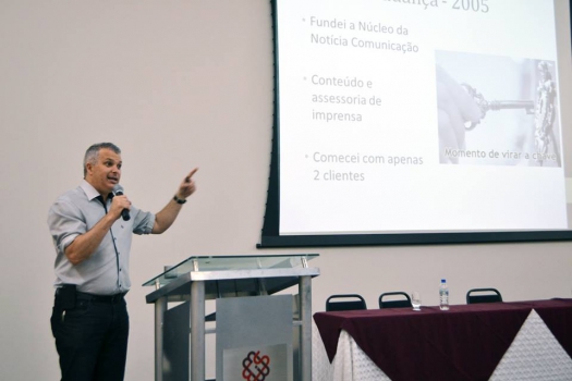O jornalista André Luís Rezende, da Núcleo da Notícia Comunicação Corporativa, durante a palestra de encerramento da 15ª Semana da Comunicação do IMESB.