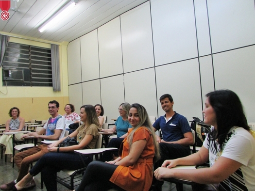 Estudantes colam grau em cerimônia especial