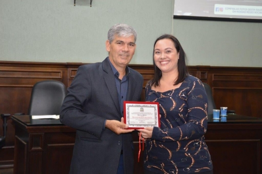 Funcionária do IMESB recebe título de Honra ao Mérito na Câmara Municipal