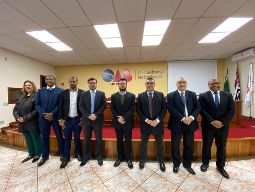 Da esquerda para a direita: Patrícia Jacyntho, Josué Justino, Vagner Castro, Gustavo Schneider, Elvis Salgasso, juiz Luiz Fernando, coordenador do curso, André Pipino e o advogado Tayson Oliveira.  