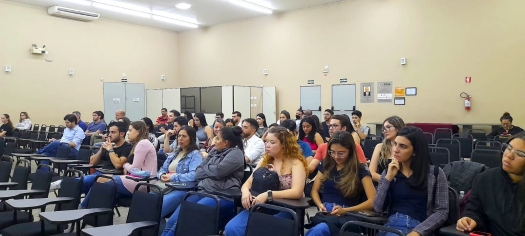 Faculdade Municipal recebe a doação de computadores e display interativo 4k para auxiliar estudantes em formação