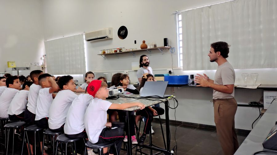 Alunos do SESI conhecem pesquisa sobre formigas cortadeiras