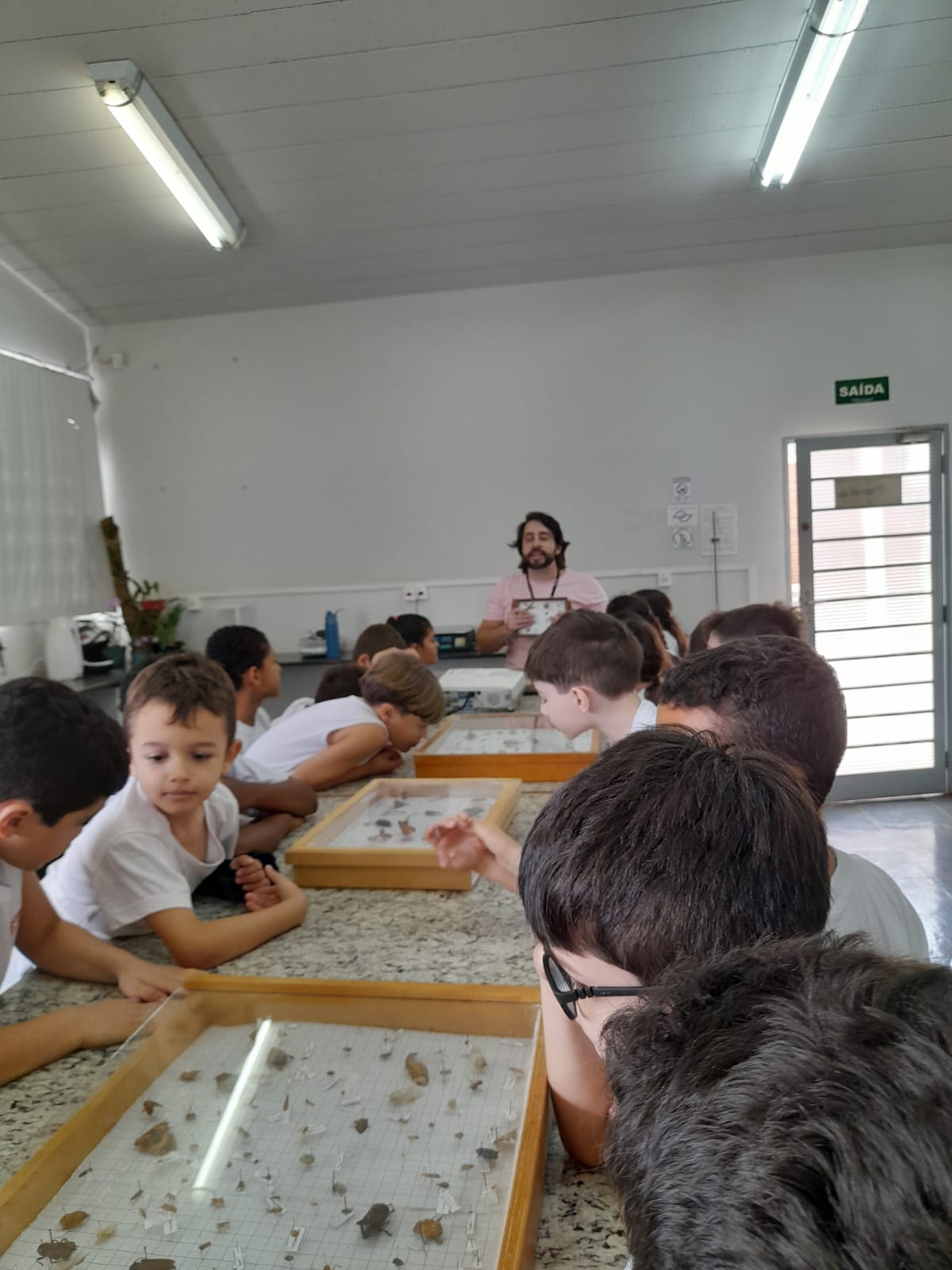 Estudantes do SESI visitam projeto sobre formigas cortadeiras na Faculdade Municipal de Bebedouro